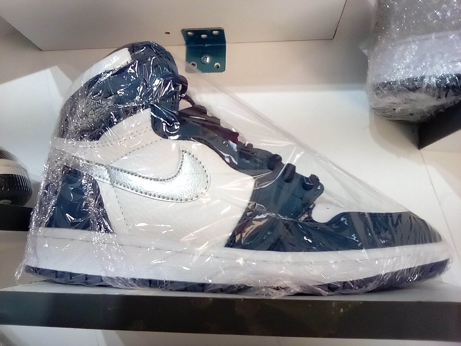 JORDAN 1 HIGH, J 1 LOW