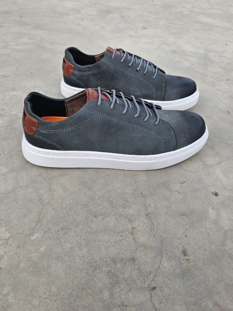 Casual low cut, white sole